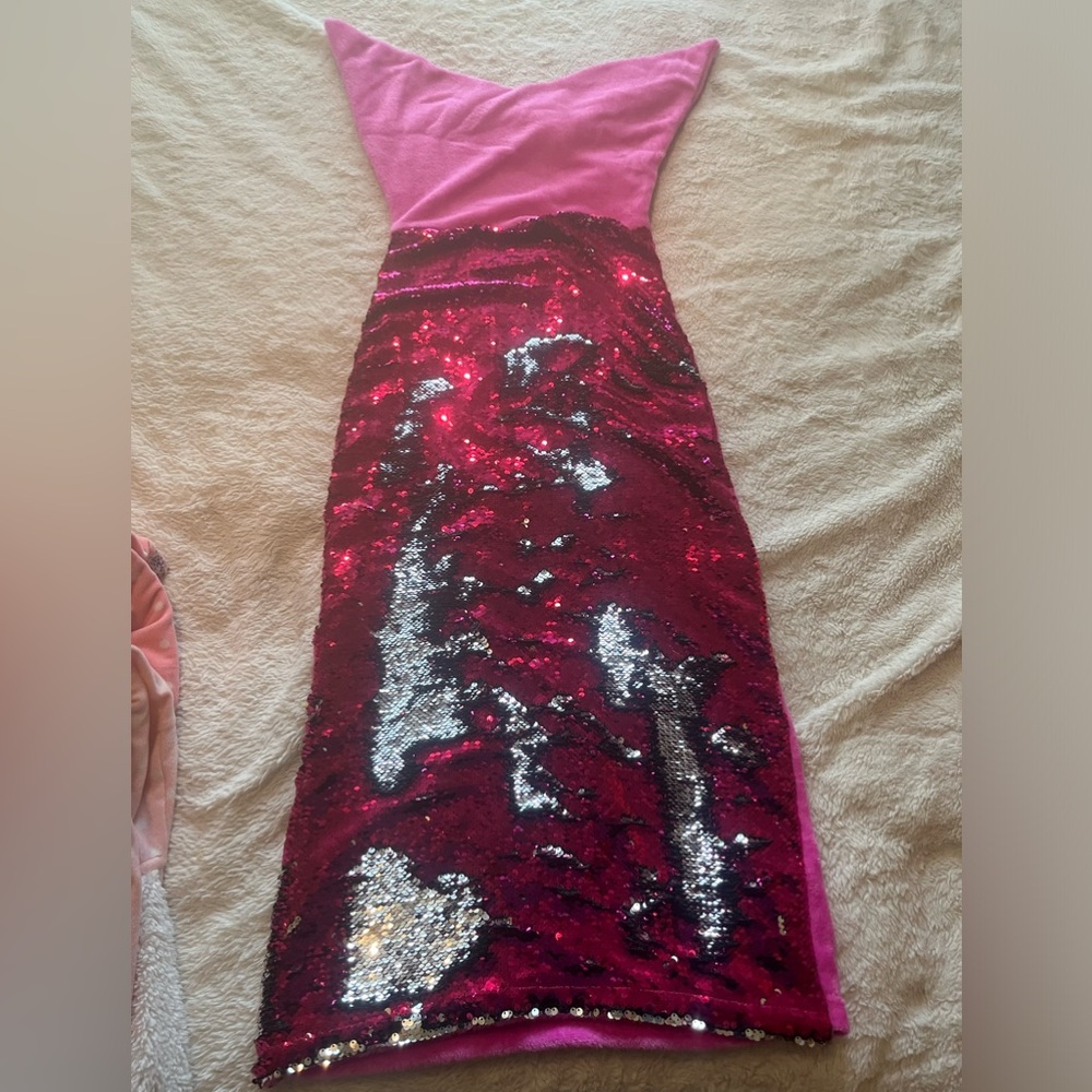 Pink mermaid tail blanket
